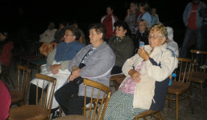 Priemietanie filmu na dvore pri kultúrnom dome