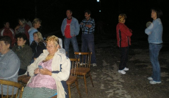 Priemietanie filmu na dvore pri kultúrnom dome