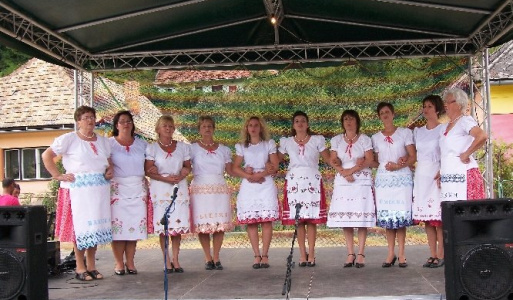 Vystúpenie speváckeho zboru žien v Slavci_Fiatal asszonyok fellé 